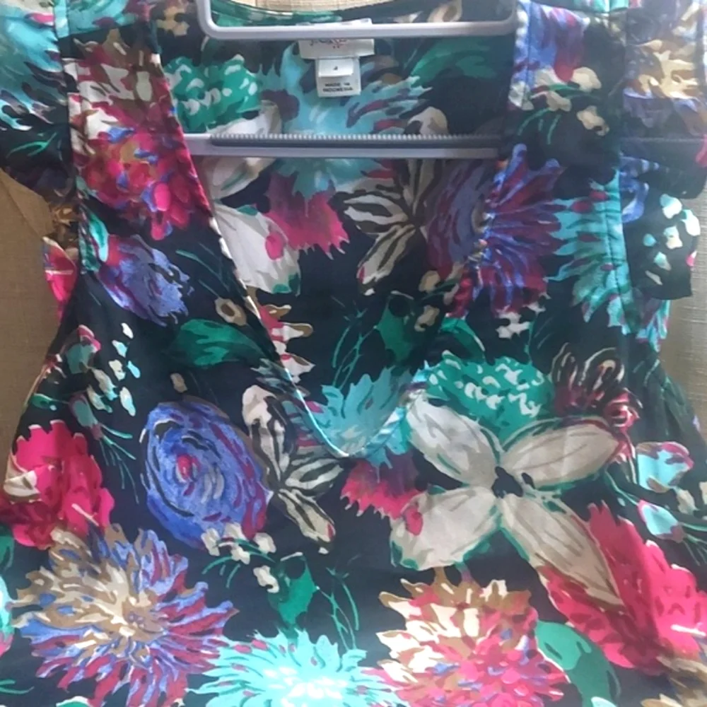 J. Crew Top V Neck Black Floral Ruffled Cap Sleeve Blouse Chiffon Sz 4